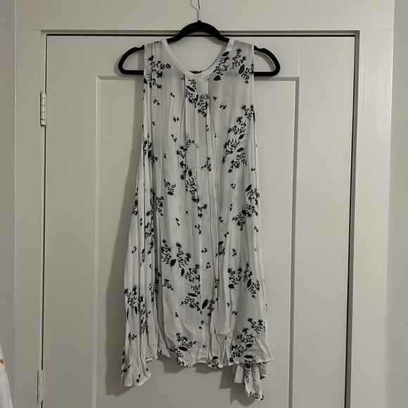 Large Free People White flowy top - Picture 2 of 2